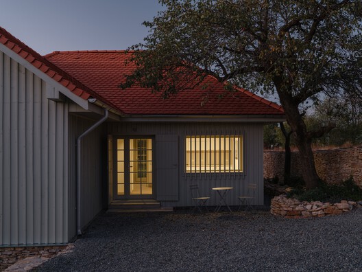 Recuperación de una casa de campo y un granero / Vlad Sebastian Rusu - Fotografía exterior, Madera