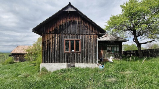 Recuperación de una casa de campo y un granero / Vlad Sebastian Rusu - Fotografía exterior, Madera, Puerta