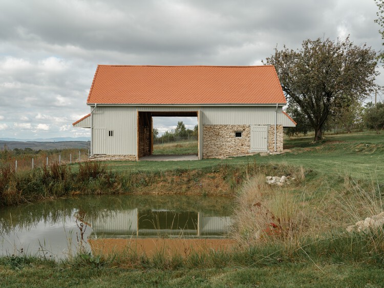 Recuperación de una casa de campo y un granero / Vlad Sebastian Rusu - Fotografía exterior