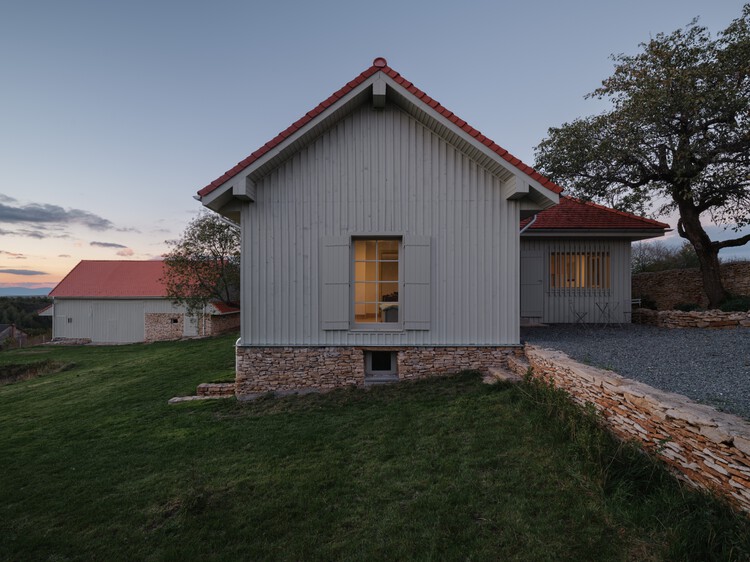 Recuperación de una casa de campo y un granero / Vlad Sebastian Rusu - Fotografía exterior