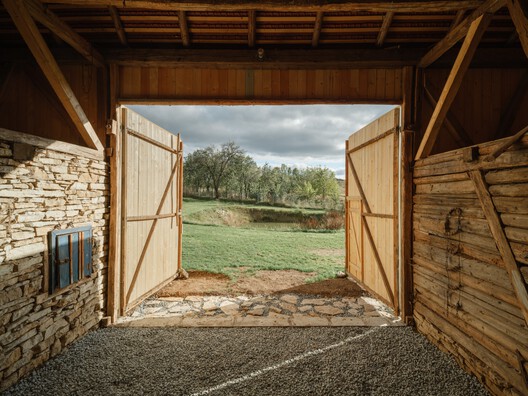 Recuperación de una casa de campo y un granero / Vlad Sebastian Rusu - Fotografía interior, Madera