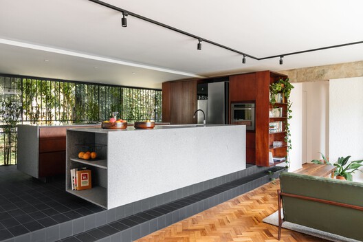 Apartamento Sereno / CODA Arquitetura - Fotografia de Interiores, Cozinha, Madeira, Bancada, Iluminação, Cadeira