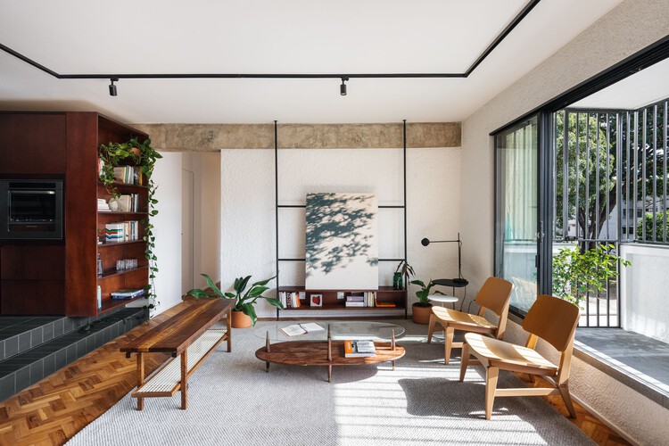 Apartamento Sereno / CODA Arquitetura - Fotografia de Interiores, Sala de Estar, Madeira, Mesa, Iluminação, Cadeira