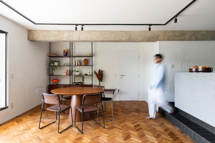 Apartamento Sereno / CODA Arquitetura - Fotografia de Interiores, Cozinha, Madeira, Mesa, Iluminação, Cadeira, Vidro