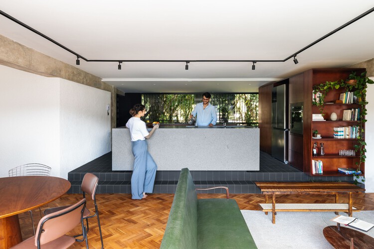 Apartamento Sereno / CODA Arquitetura - Fotografia de Interiores, Madeira, Mesa, Cadeira