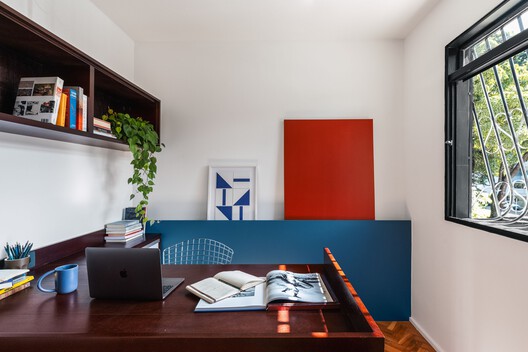 Apartamento Sereno / CODA Arquitetura - Fotografia de Interiores, Sala de Estar, Mesa, Iluminação, Prateleira, Cadeira