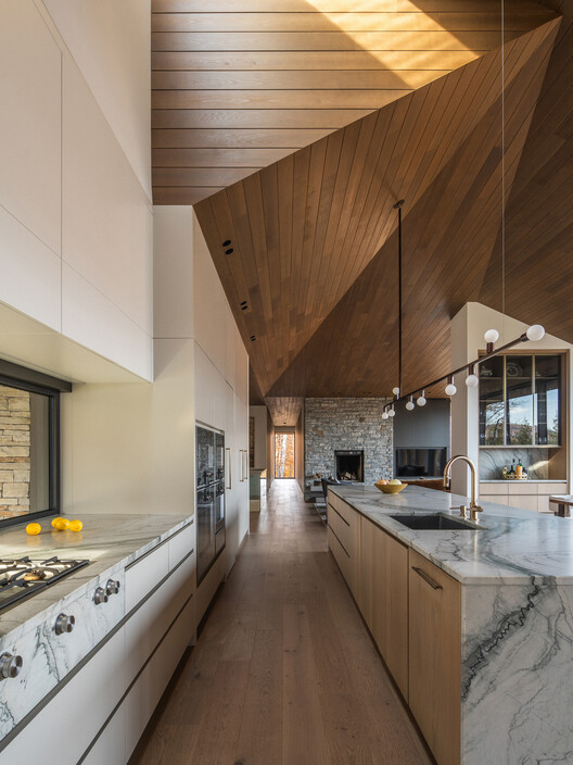 La Flèche Residence / MU Architecture - Interior Photography, Kitchen, Wood, Countertop, Lighting, Beam