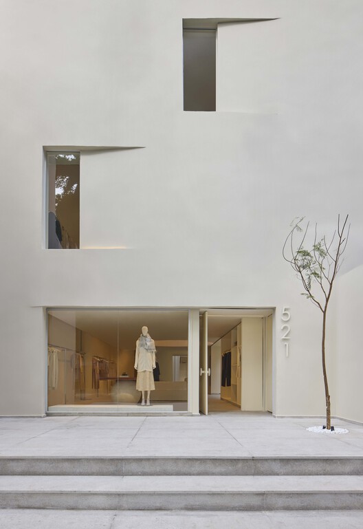 Lafort Flagship Studio / Luciano Dalla Marta Arquitetura - Imagem 5 de 22