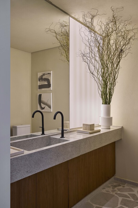 Lafort Flagship Studio / Luciano Dalla Marta Arquitetura - Fotografia de Interiores, Banheiro, Madeira, Iluminação, Bancada, Pia