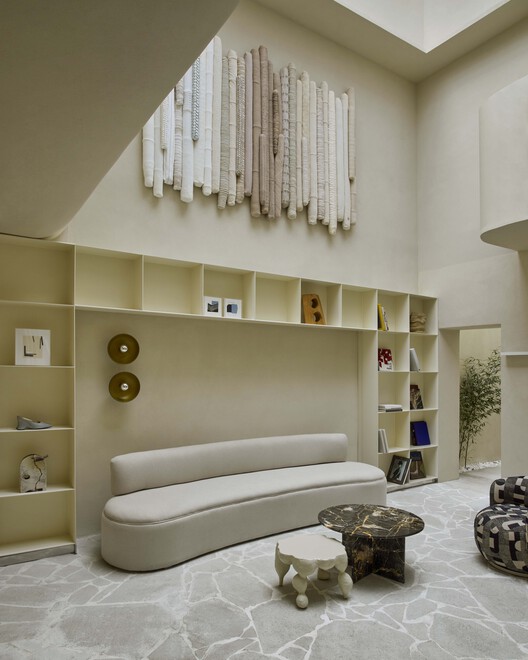 Lafort Flagship Studio / Luciano Dalla Marta Arquitetura - Fotografia de Interiores, Sala de Estar, Madeira, Iluminação, Sofá