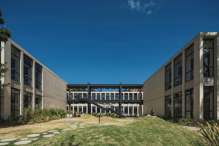 Colegio Colombo Hebreo / Aarón Cohen + Angélica Mejía + Camilo Sellamén + Camilo Fuentes + Joel Amón - Fotografía exterior, Patio interior