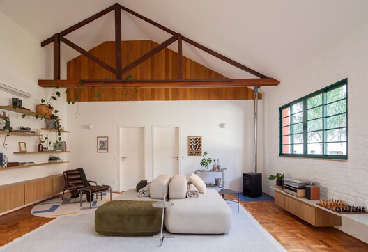 Apartamento Jardins 95 / Iná Arquitetura - Fotografia de Interiores, Sala de Estar, Madeira, Sofá, Iluminação, Mesa, Cadeira