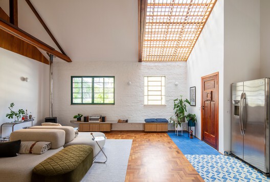 Apartamento Jardins 95 / Iná Arquitetura - Fotografia de Interiores, Sala de Estar, Madeira, Sofá, Iluminação, Mesa, Cadeira