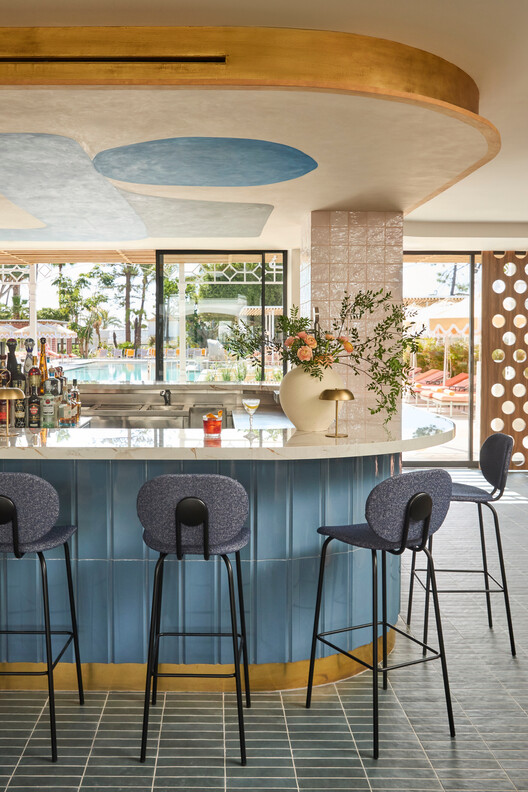 Kimpton Los Monteros Hotel / El Equipo Creativo - Fotografía interior, Cocina, Mesas, Sillas
