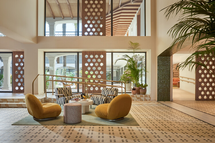 Kimpton Los Monteros Hotel / El Equipo Creativo - Fotografía interior, Sala de estar, Madera, Sillas