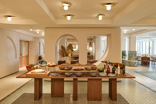 Kimpton Los Monteros Hotel / El Equipo Creativo - Fotografía interior, Comedor, Madera, Iluminación, Mesas, Sillas