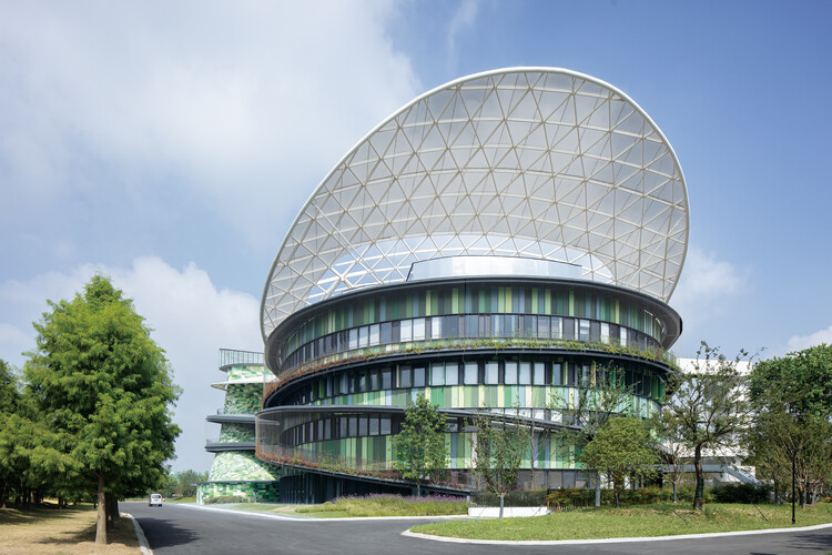森林公园中的非常规会议中心 / THAD 素朴工作室 - 建筑图, 玻璃