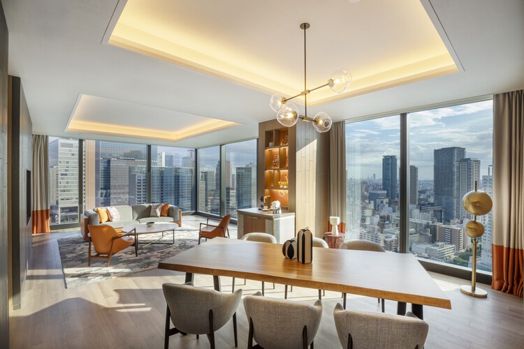 Grand Green Osaka / GGN + Nikken Sekkei + Mitsubishi Jisho Design + Obayashi Corporation + Takenaka Corporation + SANAA - Fotografia de Interiores, Sala de Jantar, Iluminação, Cadeira, Mesa, Vidro