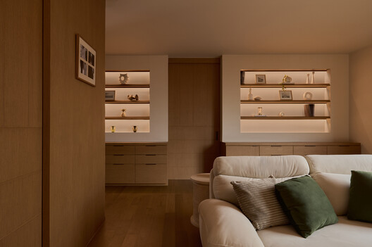 Casa Khun Atiruj / PAON Architects Co.,Ltd. - Fotografia de Interiores, Sala de Estar, Prateleira, Madeira, Iluminação