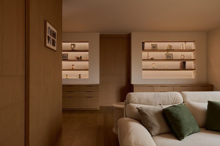 Casa Khun Atiruj / PAON Architects Co.,Ltd. - Fotografia de Interiores, Sala de Estar, Prateleira, Madeira, Iluminação