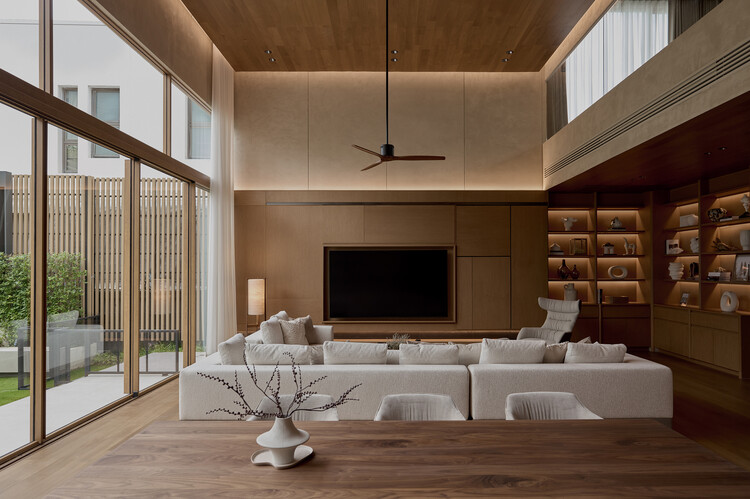 Casa Khun Atiruj / PAON Architects Co.,Ltd. - Fotografia de Interiores, Sala de Estar, Madeira, Sofá, Mesa, Iluminação, Cadeira