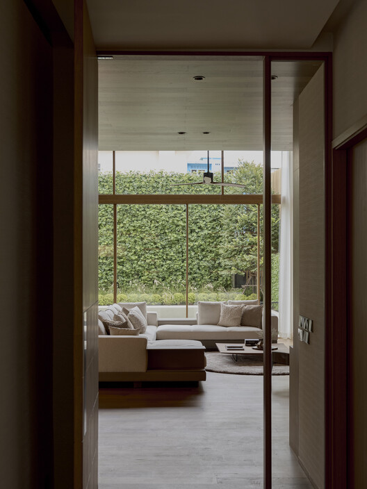 Casa Khun Atiruj / PAON Architects Co.,Ltd. - Fotografia de Interiores, Madeira, Iluminação, Porta, Vidro