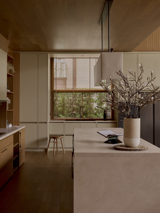 Casa Khun Atiruj / PAON Architects Co.,Ltd. - Fotografia de Interiores, Cozinha, Madeira, Bancada, Mesa, Iluminação, Cadeira, Vidro