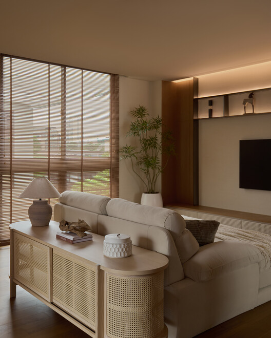 Casa Khun Atiruj / PAON Architects Co.,Ltd. - Fotografia de Interiores, Sala de Estar, Sofá, Madeira, Iluminação