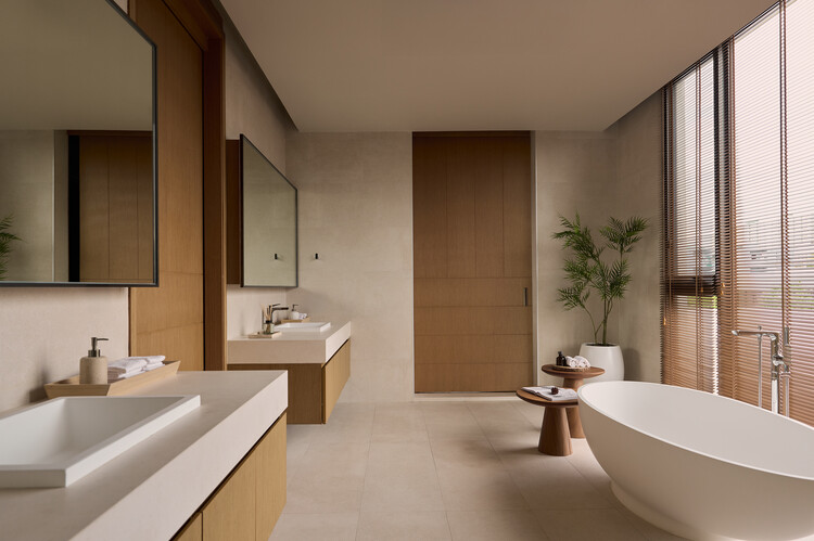 Casa Khun Atiruj / PAON Architects Co.,Ltd. - Fotografia de Interiores, Banheiro, Bancada, Pia, Bacia Sanitária