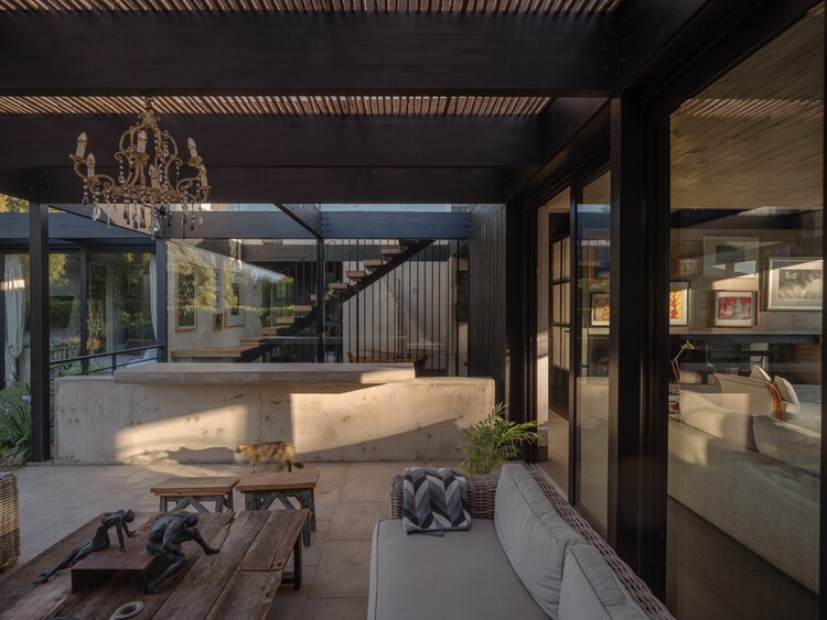 Casa CO / Estudio Base Arquitectos - Fotografía interior, Madera, Fijación Vigas, Sillas, Patio
