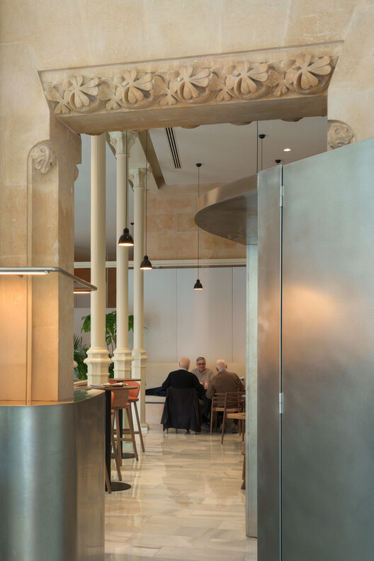 Café Renovation – CaixaForum Palma / VIVIM STUDIO - Fotografía interior, Iluminación, Vidrio, Pilares
