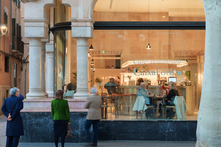 Café Renovation – CaixaForum Palma / VIVIM STUDIO - Fotografía interior, Arco, Vidrio, Sillas, Arcada
