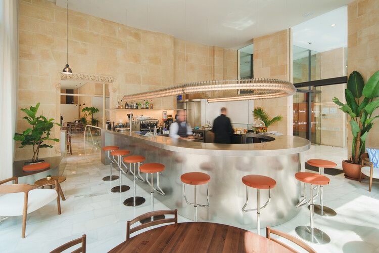 Café Renovation – CaixaForum Palma / VIVIM STUDIO - Fotografía interior, Mesas, Sillas