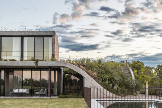 Houses in Argentina: Green Roofs That Blend Architecture and Landscape - Image 10 of 19