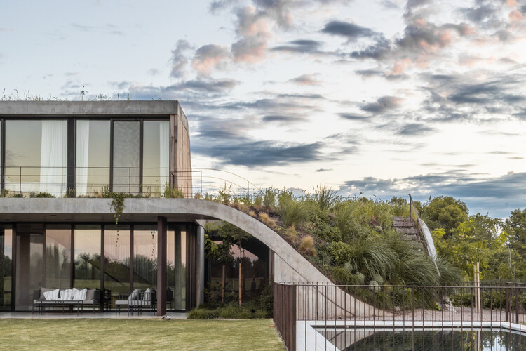 Casas en Argentina: cubiertas verdes que fusionan arquitectura y paisaje - Imagen 10 de 19