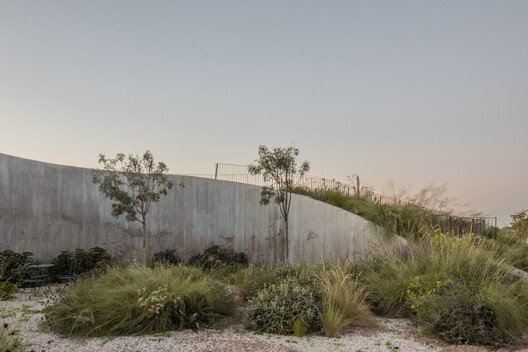 Houses in Argentina: Green Roofs That Blend Architecture and Landscape - Image 2 of 19