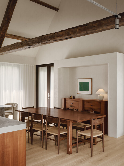 Residência BROM / Atelier Carle - Fotografia de Interiores, Sala de Jantar, Mesa, Madeira, Cadeira, Iluminação
