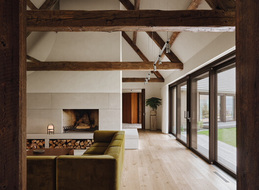 Residência BROM / Atelier Carle - Fotografia de Interiores, Madeira, Iluminação, Viga, Cadeira