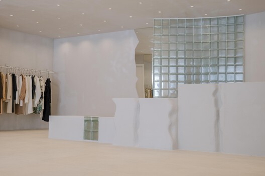 Erosion – Buzë Mustaqe Showroom / Phi+Architects - Fotografía interior