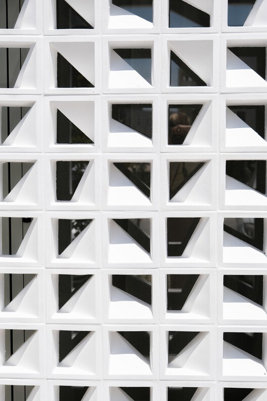 Erosion – Buzë Mustaqe Showroom / Phi+Architects - Imagen 22 de 30