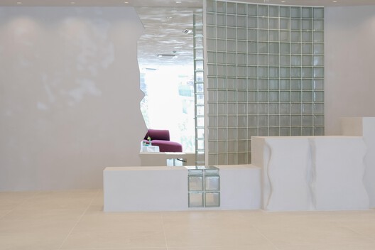 Erosion – Buzë Mustaqe Showroom / Phi+Architects - Imagen 12 de 30