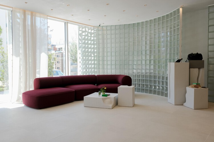 Erosion – Buzë Mustaqe Showroom / Phi+Architects - Fotografía interior, Sala de estar