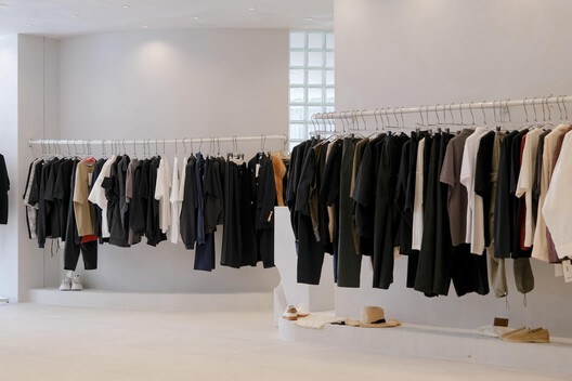 Erosion – Buzë Mustaqe Showroom / Phi+Architects - Imagen 11 de 30