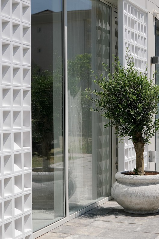 Erosion – Buzë Mustaqe Showroom / Phi+Architects - Imagen 24 de 30