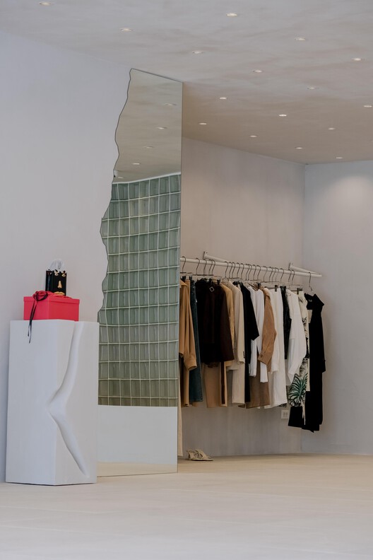 Erosion – Buzë Mustaqe Showroom / Phi+Architects - Imagen 10 de 30
