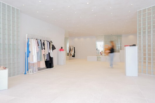 Erosion – Buzë Mustaqe Showroom / Phi+Architects - Imagen 6 de 30