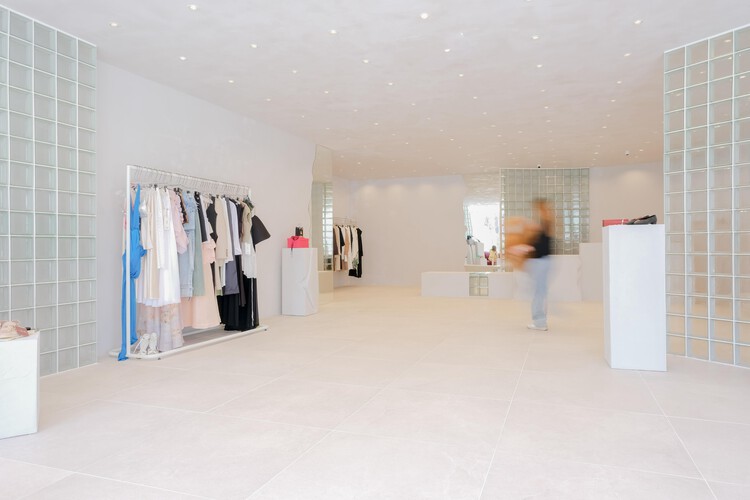 Erosion – Buzë Mustaqe Showroom / Phi+Architects - Imagen 6 de 30