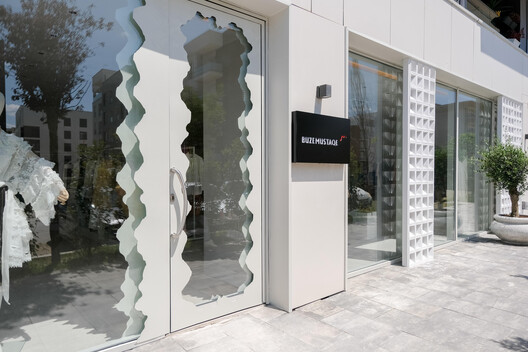Erosion – Buzë Mustaqe Showroom / Phi+Architects - Fotografía interior, Vidrio