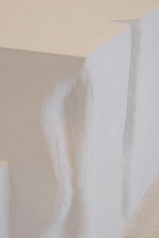 Erosion – Buzë Mustaqe Showroom / Phi+Architects - Imagen 18 de 30