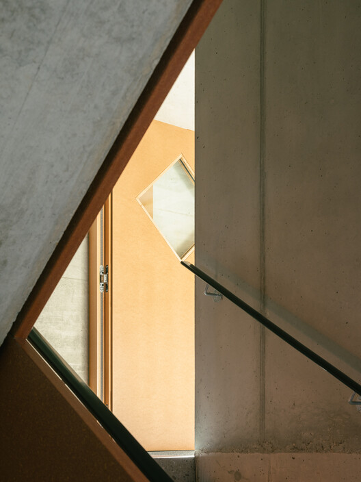  Residential Chalet Conversion into Administrative Building / Madeleine architectes - Image 16 of 37